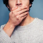 وضع اليد على الفم في لغة الجسد عند الرجل دلالاته وأسراره