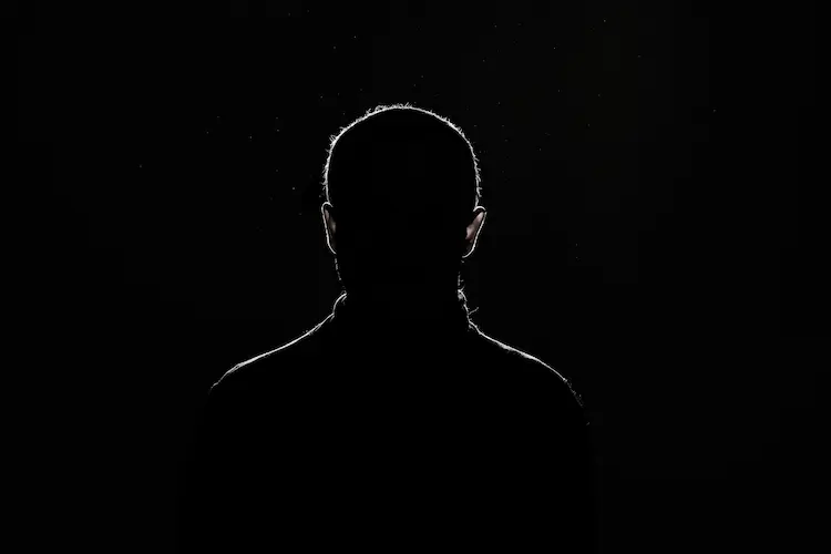 أول من ينطق من جسم الإنسان يوم القيامة ويشهد عليه
