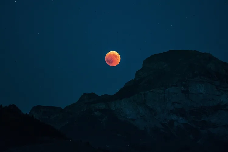 ظاهرة القمر الدموي