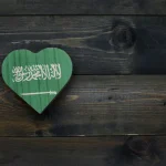 ثلاث جمل تعبر عن احترامي لعلم الوطن وحبي له