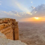 جبال طويق هي من أمثلة على السلاسل الجبلية في المملكة