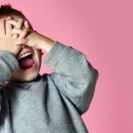 عكس كلمة ضحك تعرف على مضاد كلمة ضحك واستخداماتها