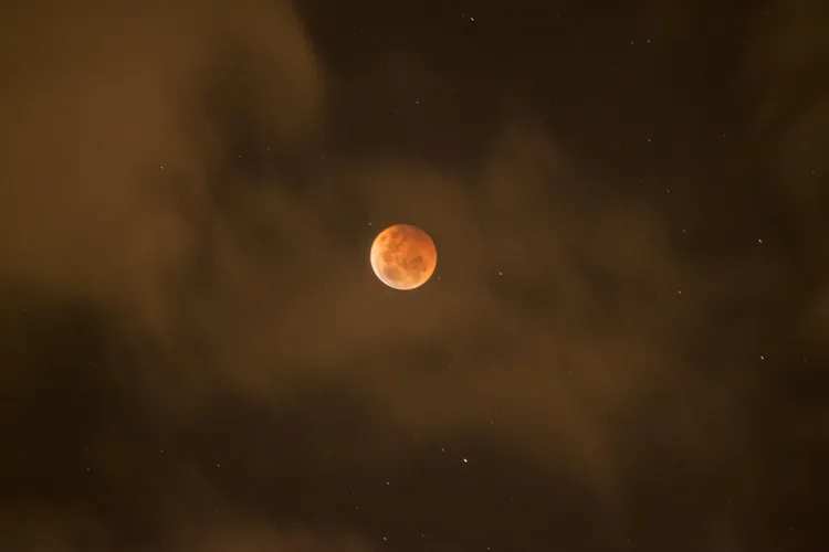 ظاهرة القمر الدموي في علم الفلك