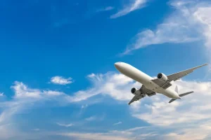 ما القوة التي تعمل على اتزان وزن الطائرة وتحافظ على ارتفاعها