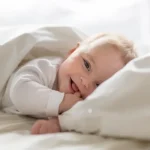 متى يختفي منعكس مورو عند الرضع دليل مفصل للأمهات والآباء
