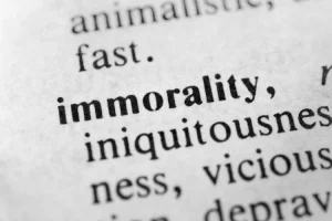 مظاهر الانحلال الأخلاقي وأبرز أسبابه في المجتمع
