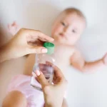 مكونات زيت جونسون للأطفال وفوائده واستخداماته