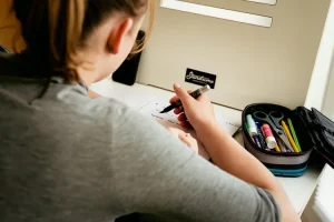 صورة لحاسب مكتبي في بيئات مختلفة