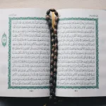 من الأمثلة على الراء المرققة في القرآن الكريم