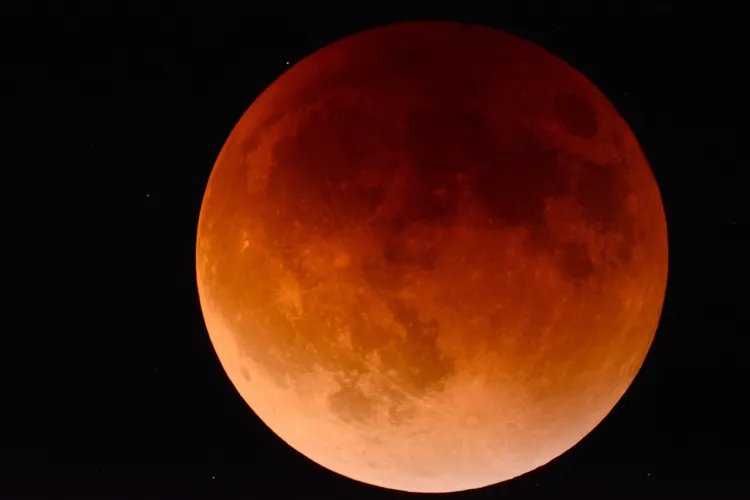 القمر الدموي وعلامات الساعة