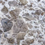 التفسير العلمي الصحيح لوجود طبقة بيضاء على الصخور