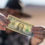 لماذا الدولار هو مقياس الاقتصاد العالمي