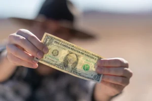 لماذا الدولار هو مقياس الاقتصاد العالمي